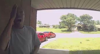Sta per entrare nella casa del padre, quando un serpente lo attacca al viso – VIDEO