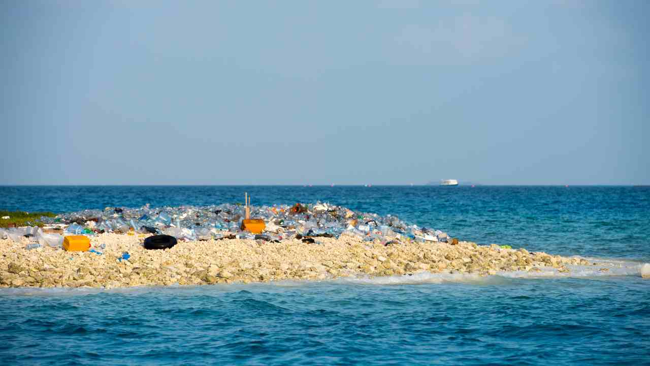 isola plastica nel mediterraneo