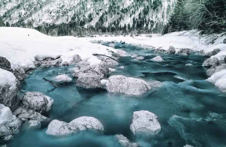 fiume ghiacchiato in cui sono caduti i passeggeri