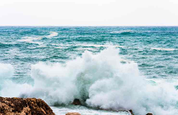 scoglio di baunei deturpato vernice spray