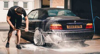 Come lavi la tua auto in estate? Questi errori potresti pagarli cari!