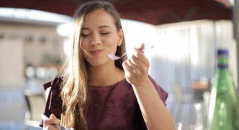 Dimenticati per sempre dell’alito cattivo: il segreto è in quello che mangi