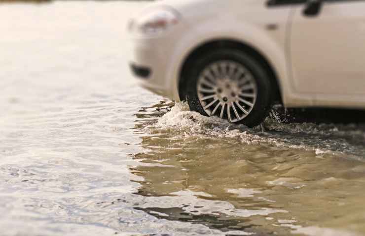 Auto panne donna salvata