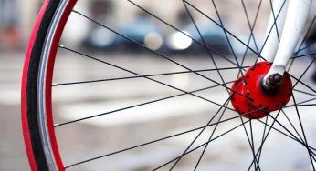 Investita in bici da una betoniera: morta una donna