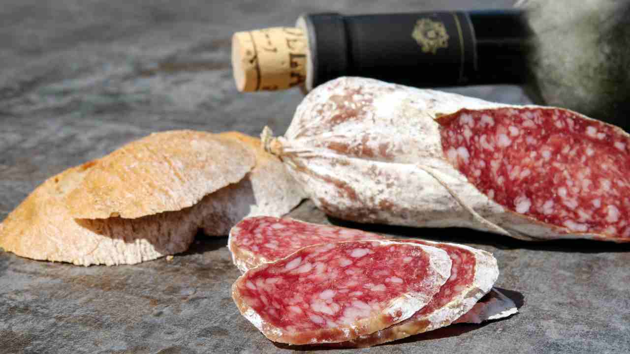 Esperimento pianta carnivora mangia fetta salame succhi gastrici