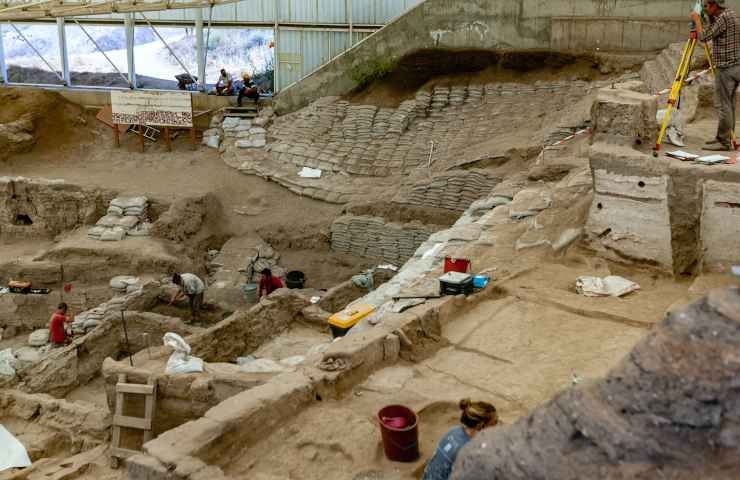 Scoperta cimitero neolitico a tumuli vicino Stonehenge