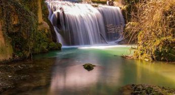 Un sentiero nascosto e magico: lo spettacolo offerto dalle Marche