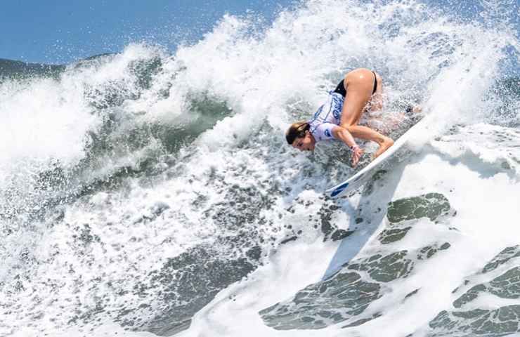 Lucy Campbell surfista rifiuta sponsorizzazioni brand non sostenibili