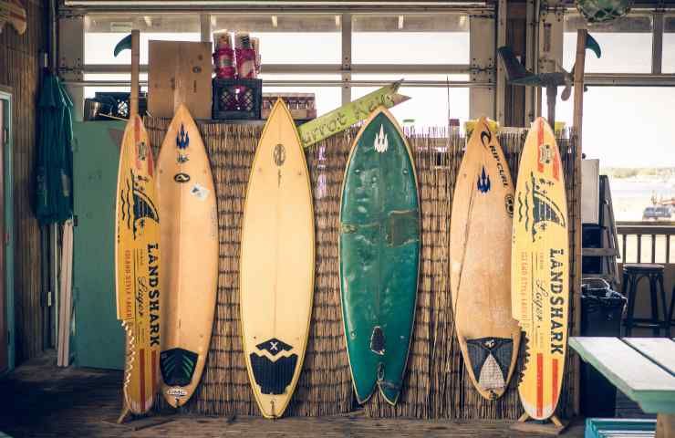 Campionessa surf rifiuta brand sponsorizzazioni brand non sostenibili