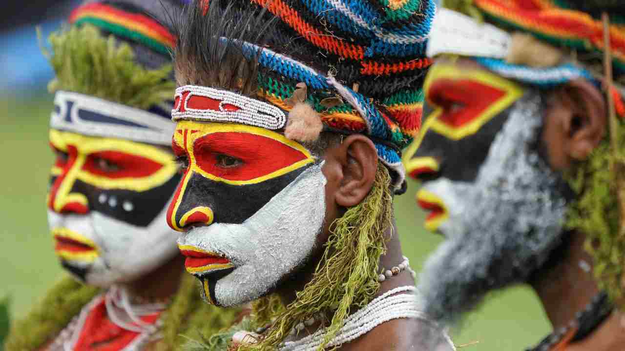 Tribù Papua Nuova Guinea video incontro con uomo bianco