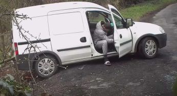 Prendono un furgone e vanno nel bosco: quello che fanno è disgustoso – VIDEO