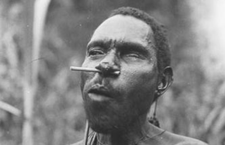 Uomo tribù Toulambi caratteristiche popolazione indigena Papua Nuova Guinea