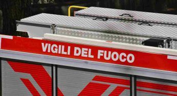 Crolla il tetto della ex stazione ferroviaria: vigili del fuoco a lavoro