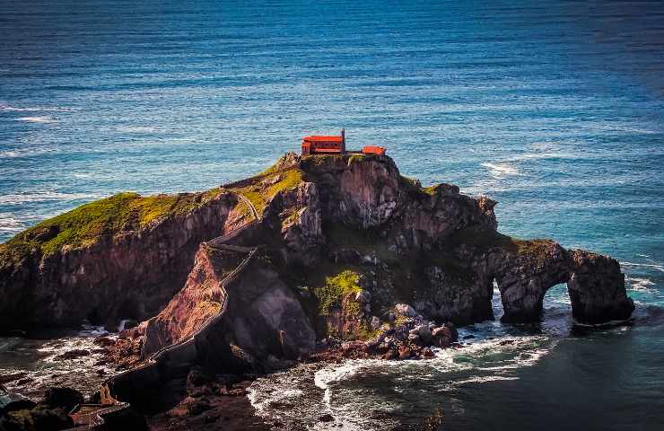 isolotto dei paesi baschi meta dei turisti di game of thrones