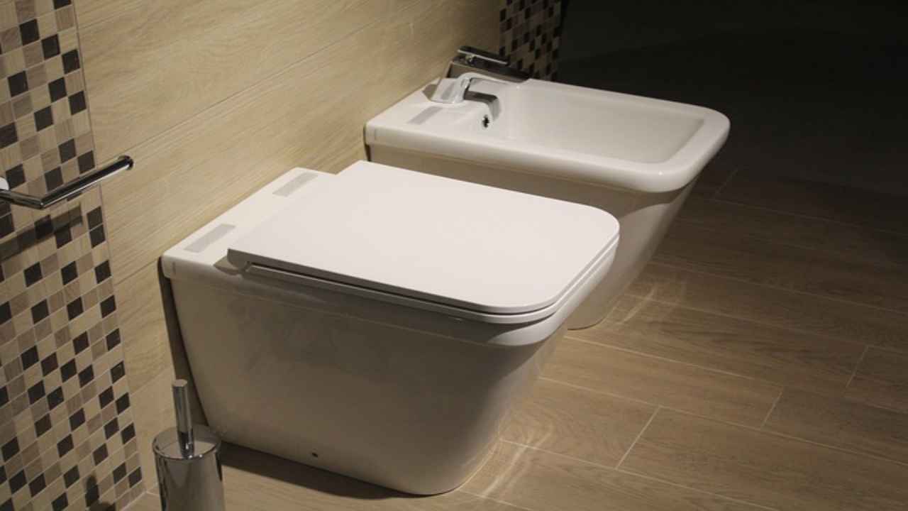 pulire sanitari bagno