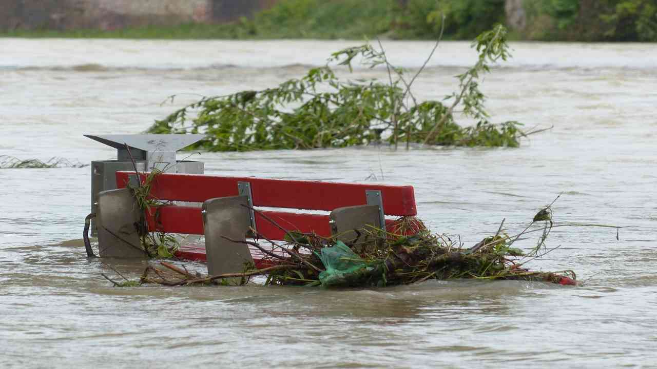 alluvione panchina città