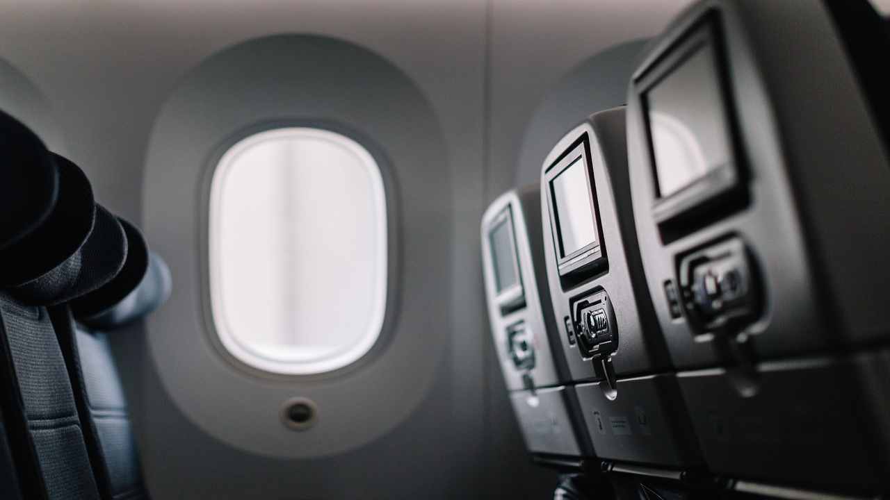 no pantaloncini in aereo motivo serio