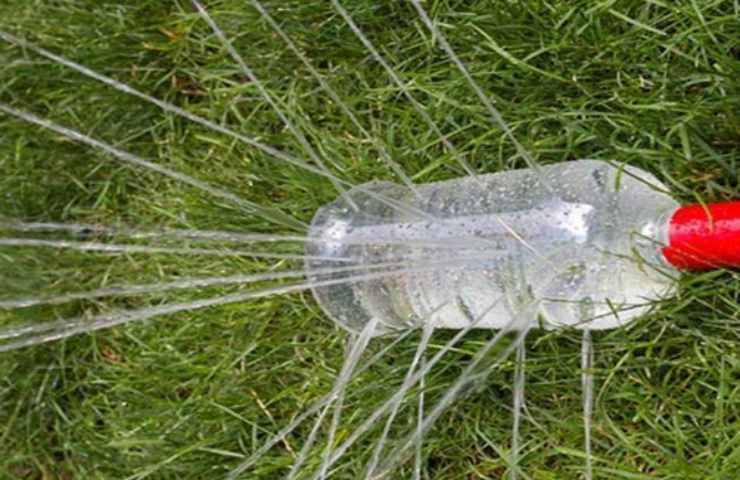 bottiglia di plastica fori per innaffiare