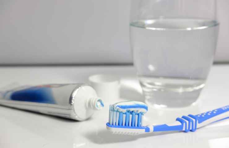 pulire lavatrice con dentifricio