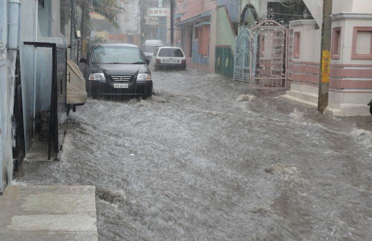 Alluvione città macchine 