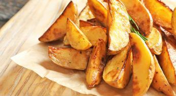 Il trucco delle patate che spopola sul web: ma di certo non aiuta l’ambiente