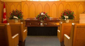 Morta, viene consegnata la bara ai parenti: durante il funerale lo sgomento