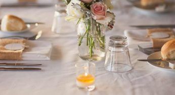 Non lasciare la tovaglia di questo colore di notte sul tavolo: il perchè ha radici nel passato