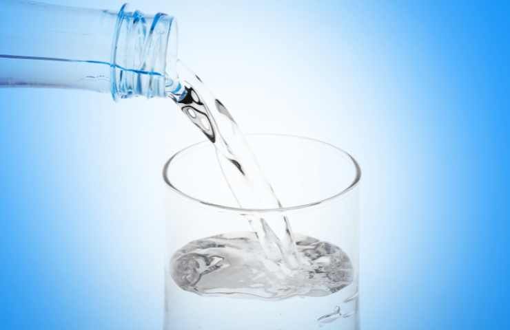 Acqua bottiglie plastica rischi salute