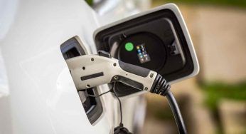 Auto elettrica in fiamme a Bari: il proprietario l’aveva modificata