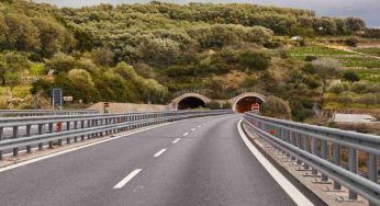 Inferno sull’autostrada, pullman in fiamme nella galleria: diversi intossicati