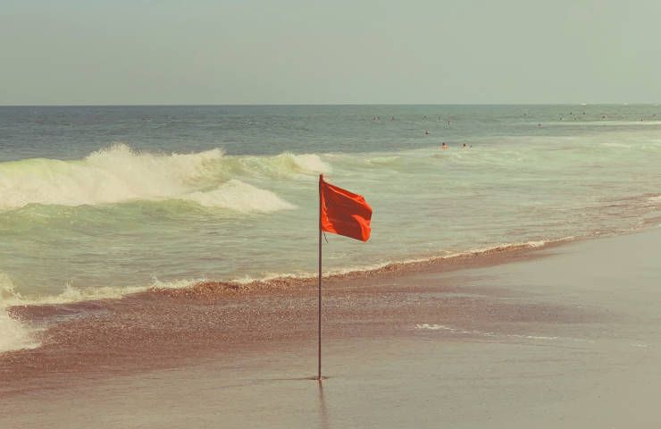 Limiti balneazione bandiera rossa avvertimento