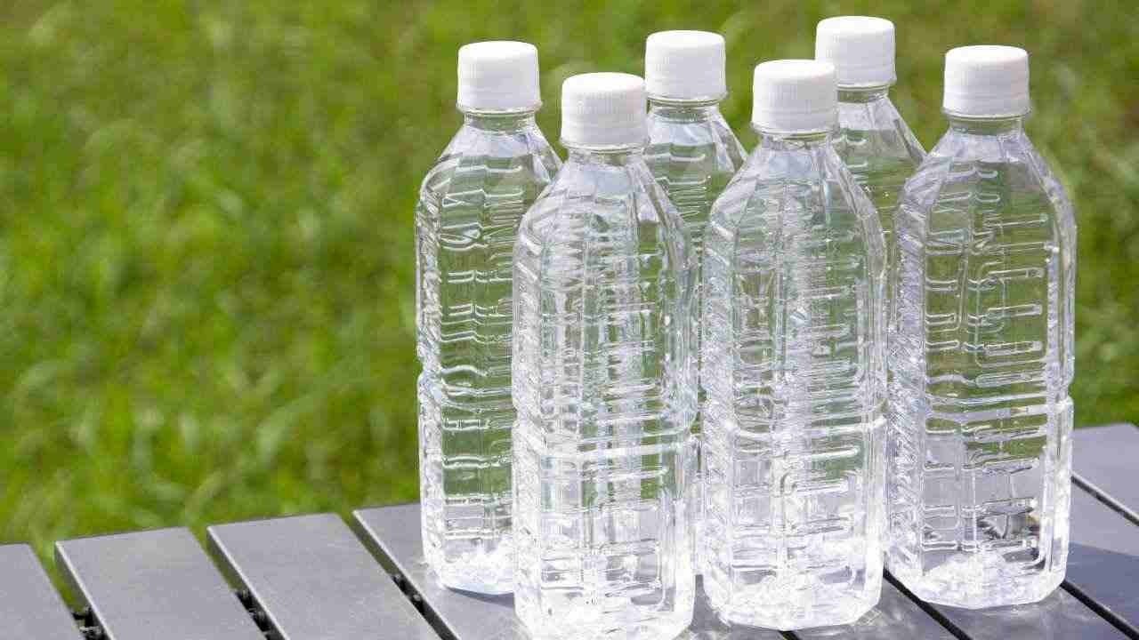 Acqua rischi salute plastica
