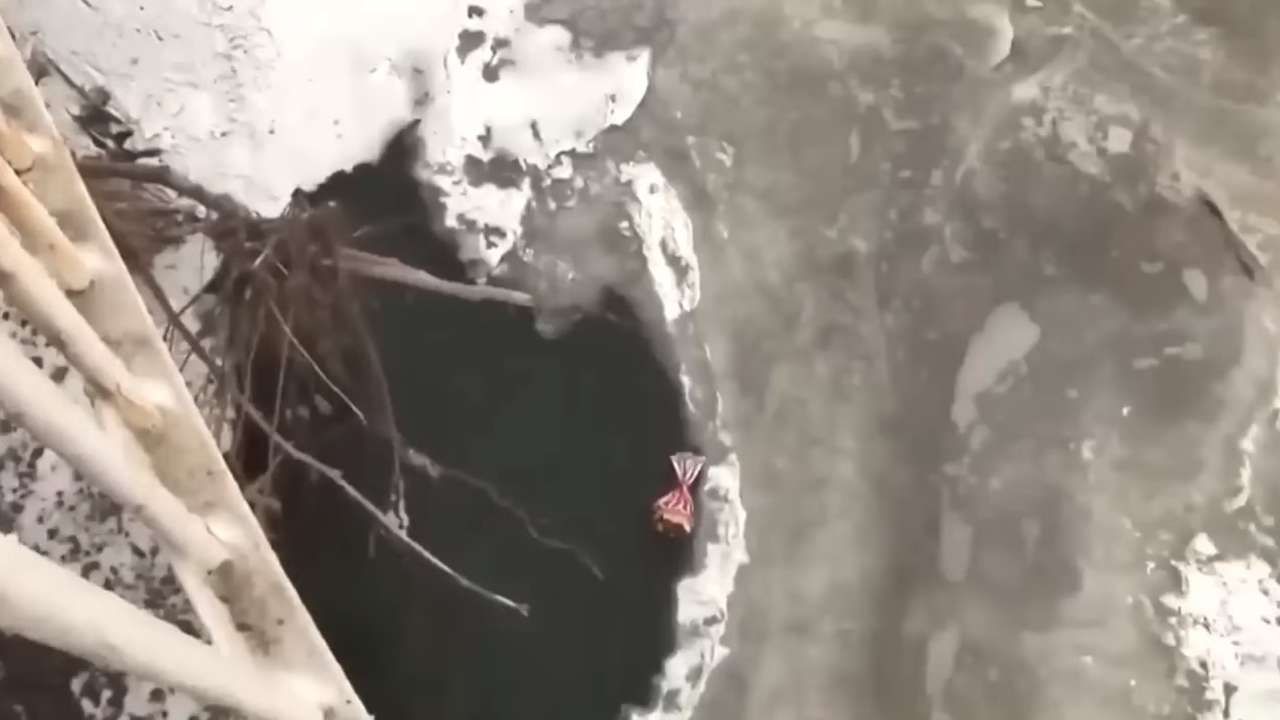 Uomo salva figlia fiume ghiacciato Russia