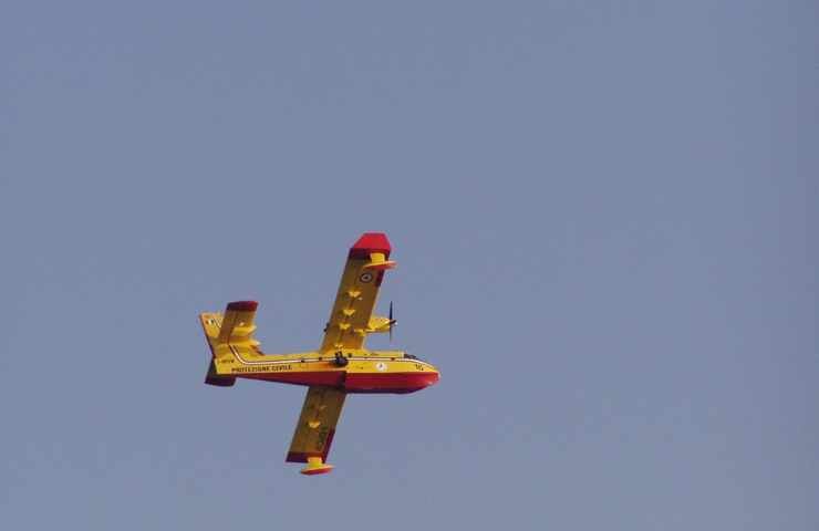 Torre Mazza incendio pineta Canadair