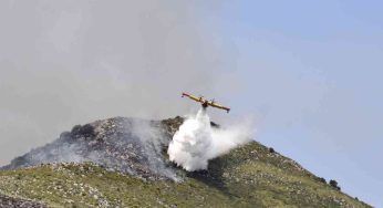 Incendi in Grecia, canadair precipita in diretta tv e si schianta