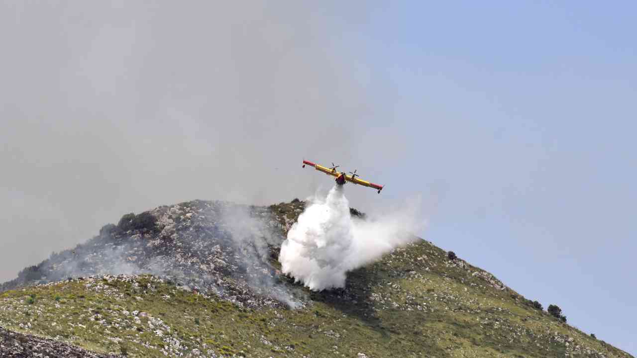 Canadair precipita durante gli incendi in Grecia