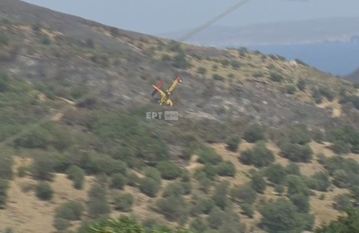Canadair precipita durante gli incendi in Grecia