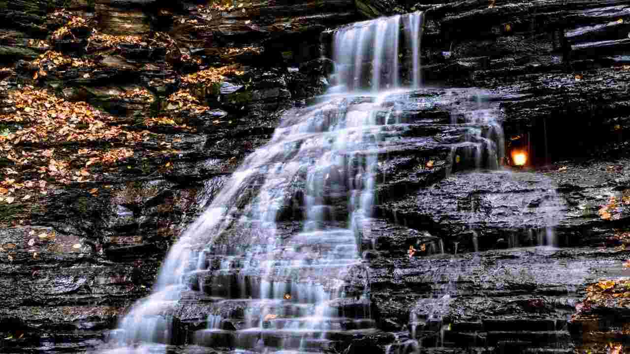 Cascata fiamme eterna spiegazione fenomeno