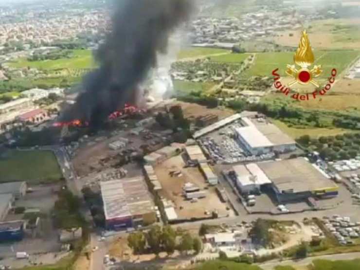 Incendio a Ciampino produce grossa nube tossica