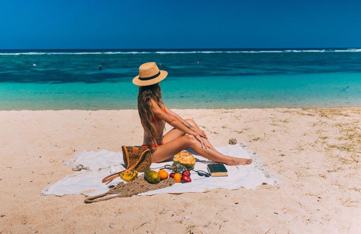 Gustare del cibo in spiaggia 