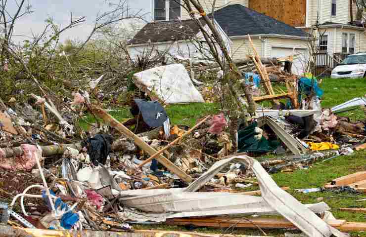 Come comportarsi con un tornado per non restare feriti