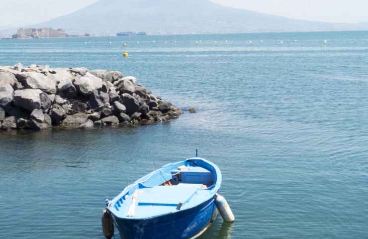 Golfo Napoli chiazze rifiuti cittadini
