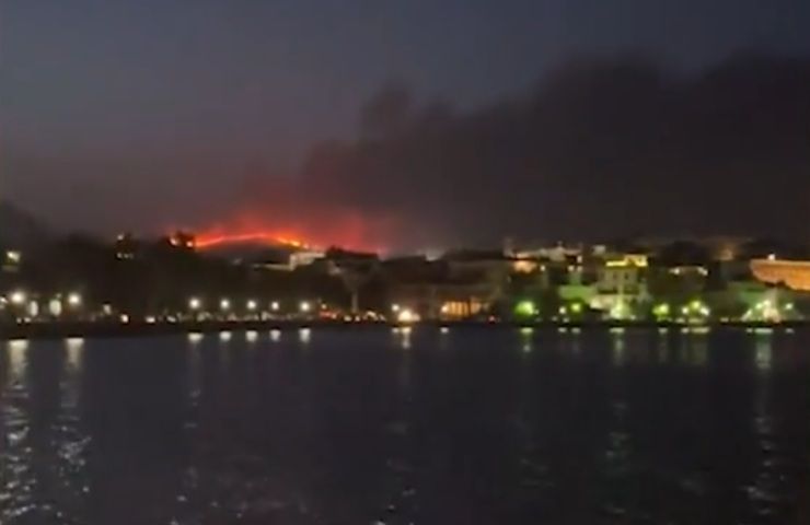 Gli Incendi a Rodi e Corfù sono dolosi, migliaia gli sfollati