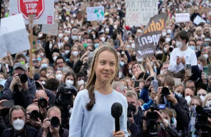Greta Thunberg condanna resistenza polizia