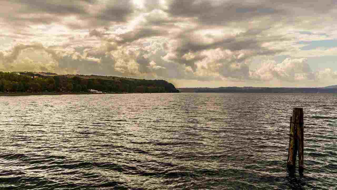 Lago di Bracciano ricerche ragazzo si tuffa pedalò 