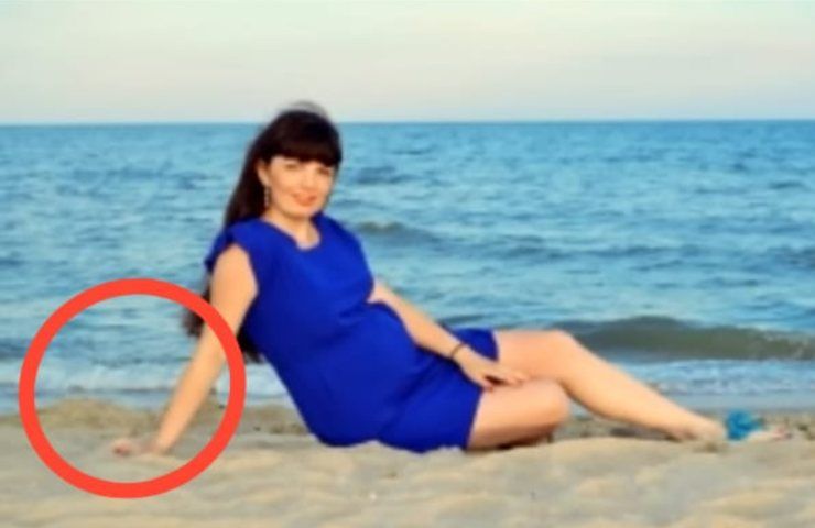 donna incinta in spiaggia