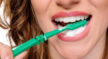 Se fai questo mentre lavi i denti, occhio: nessun vantaggio ma ingiallimento