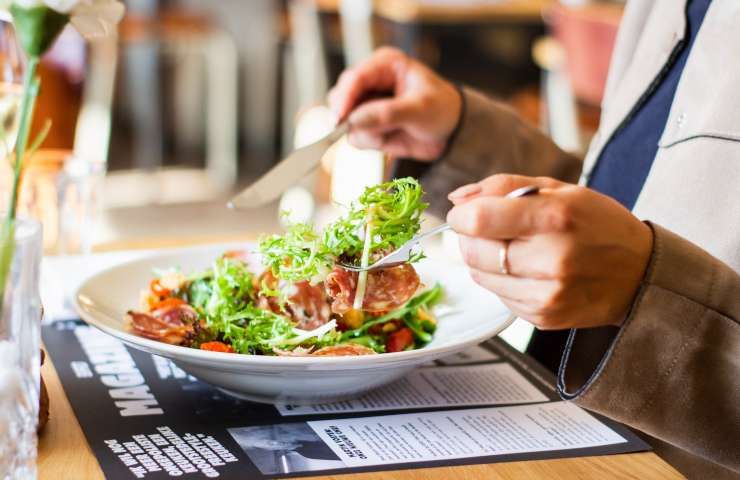 Microplastiche alimenti quanta plastica mangiamo settimana