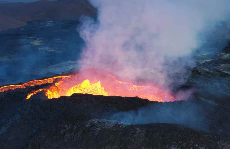 Monte Fagradalsfjall eruzione vulcano autorità