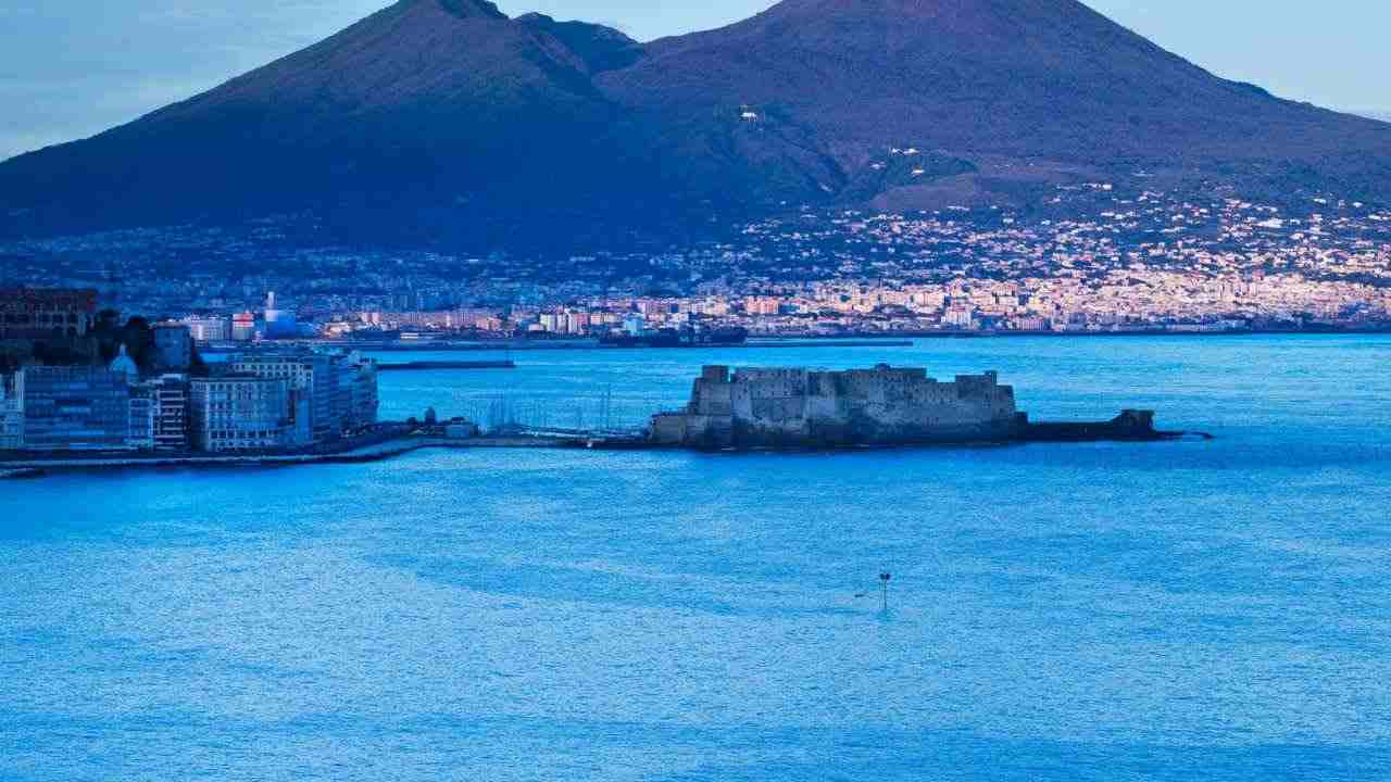 Golfo Napoli acqua inquinata segnalazioni cittadini